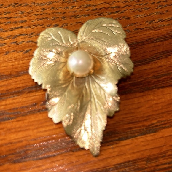 Sarah Coventry leaf brooch with pearl center - Picture 1 of 7